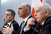 Bundespräsident Alain Berset, Mitte, spricht an der Seite von Bundesrat Ueli Maurer, rechts, und Bundesrat Ignazio Cassis, links, über das Rahmenabkommen mit der EU. (Bild: KEYSTONE/Peter Klaunzer)