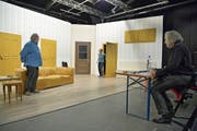 Regisseur Jean Grädel verfolgt die ersten Proben seiner Schauspieler Thomas Götz und Mara Fässler im neuen Bühnenbild. (Bild: Mario Testa)