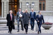 Bundesrat Ueli Maurer, Staatssekretär Roberto Balzaretti, Bundespraesident Alain Berset und Bundesrat Ignazio Cassis, von links, kommen zu einer Medienkonferenz, am Freitag, 7. Dezember, in Bern. Der Bundesrat informierte über das Rahmenabkommen mit der EU. (Peter Klaunzer/Keystone)