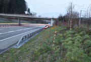 Das Unfallauto kam rechts neben der Leitplanke der A2 zum Stillstand. (Bild: Luzerner Polizei)