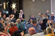 Der Sommerer Gemeinderat mit Armin von Holzen, Rudolf Roffler-Schildknecht, Gemeindepräsidentin Priska Rechsteiner (stehend), Gemeindeschreiber Christian Maurer, Joachim Oswald und Martin Roth-Mäder lässt die Stimmbürger über das Budget 2019 befinden. (Bild: Manuel Nagel)