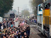 Zahlreiche Menschen säumten die Strecke des Zuges, mit dem der unlängst verstorbene US-Präsident Bush senior am Donnerstag an seine letzte Ruhestätte transportiert wurde. (Bild: KEYSTONE/AP POOL/DAVID J. PHILLIP)