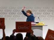 Danke Chefin, das war es: Angela Merkel verlässt das Rednerpult nach ihrer Abschiedsrede als Parteivorsitzende. (Bild: KEYSTONE/AP dpa/CHRISTIAN CHARISIUS)