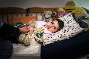 Die Mutter hält die Hand ihres Sohnes. Heizkissen und die Lammfellfinken halten ihn warm. (Bild: Michel Canonica)