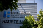 Gerade in der aktuellen Spitaldiskussion im Kanton St.Gallen zeigt sich die Kantonsregierung gegenüber einer partnerschaftlichen Kooperation weiterhin offen - auch über die Grenzen hinaus. Also beispielsweise zwischen dem Spital Grabs (Bild) und dem liechtensteinischen Landesspital. (Bild: Mareycke Frehner)