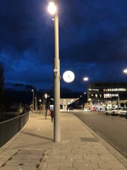 Weitherum sichtbar: Buchs hat zwei neue Uhren auf dem Bahnhofsgelände bekommen. (Bild: PD)