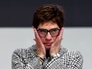 Annegret Kramp-Karrenbauer, die zu Tränen gerührte neue CDU-Chefin nach der spannenden Wahl am Parteitag in Hamburg. (Bild: KEYSTONE/EPA/CLEMENS BILAN)