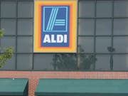 Aldi erhöht in der Schweiz die Mindestlöhne (Archivbild). (Bild: KEYSTONE/AP/JULIO CORTEZ)