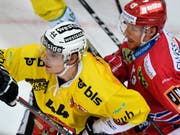 Der Laker Steve Mason (rechts) gegen den Berner Andre Heim (Bild: KEYSTONE/WALTER BIERI)