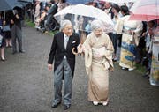 Das abtretende Kaiserpaar ist beim Volk äusserst beliebt. (Bild: Eugene Hoshiko/AP; Tokio, 9. November 2018)