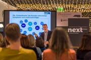 Der Zürcher Marketing-Berater Marco Fuhrer zeigt an der «Next Now»-Veranstaltung, wie undurchsichtig die Kundschaft heute ist. (Bild: Thomas Hary)
