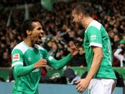 Die Bremer Martin Harnik (rechts) und Theodor Gebre Selassie freuen sich über Harniks Tor (Bild: KEYSTONE/EPA/FRIEDEMANN VOGEL)