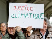 Mitglieder des Vereins KlimaSeniorinnen versuchen auf juristischem Weg weitreichendere Massnahmen zur Reduktion der Treibhausgasemissionen zu erwirken. (Bild: KEYSTONE/PETER KLAUNZER)