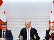 Gleich drei Mitglieder des Bundesrates haben das Ergebnis der Verhandlungen mit der EU zu einem Rahmenabkommen erläutert: Aussenminister Ignazio Cassis, Bundespräsident Alain Berset und Finanzminister Ueli Maurer (von links). (Bild: KEYSTONE/EPA KEYSTONE/PETER KLAUNZER)