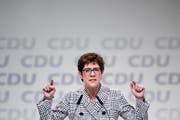 Annegret Kramp-Karrenbauer bei ihrer Rede. (Bild: EPA/HAYOUNG JEON)