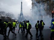 Der französische Premierminister Edouard Philippe will nach den jüngsten Ausschreitungen in Paris Gespräche mit den Demonstranten der Gelbwesten-Bewegung führen. (Bild: KEYSTONE/AP/RAFAEL YAGHOBZADEH)