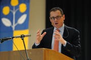 Auch Nationalrat Roger Köppel sprach zur Festgemeinde in Schattdorf. (Bild: Urs Hanhart, 7. Dezember 2018)