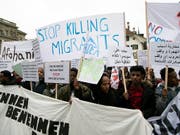 Hunderte Migrantinnen und Migranten protestierten am Samstag auf dem Berner Bundesplatz gegen Ausschaffungen. (Bild: KEYSTONE/ANTHONY ANEX)
