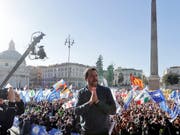 «Nur geschlossen können wir siegen»: Der italienische Innenminister Matteo Salvini am Samstag an einer Pro-Regierungsdemonstration in Rom. (Bild: KEYSTONE/AP/GREGORIO BORGIA)