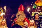 Der Samichlaus spricht zu den Kindern in Ennetmoos. (Bilder: André A. Niederberger (Ennetmoos, 6.Dezember 2018))