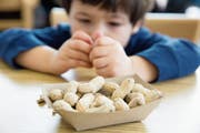 Erdnüsse sollten ausserhalb der Reichweite von kleinen Kindern sein. (Bild: Getty)