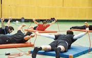 Der Trainer (im roten T-Shirt) macht’s vor, die Spieler machen es nach: Tim Zollers Training ist schweisstreibend, doch die Mannschaft ist begeistert davon. (Bild: Remo Zollinger)