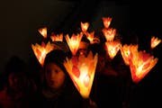 Erwartungsvoll warten die Kinder mit ihren "Liechtli" auf den Samichlaus. (Bild: Franz Imholz (Spiringen, 6. Dezember 2018))