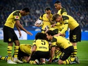 Die Dortmunder feiern den 2:1-Torschützen Jadon Sancho (Bild: KEYSTONE/EPA/SASCHA STEINBACH)