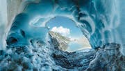 Der Tiefengletscher im Furkagebiet, von innen heraus fotografiert, ziert das Juli-Bild des Kalenders. (Bild: Kurt Baumann)