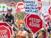 Angeführt von Schülern riefen am Samstag tausende Australier Regierung und Opposition auf, den Bau einer Kohlemine im Bundesstaat Queensland durch die indische Firma Adani zu stoppen. (Bild: KEYSTONE/EPA AAP/GLENN HUNT)