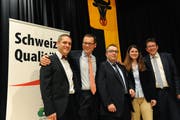 Jubiläumsfeier der SVP Uri in Schattdorf: (von links) Pascal Blöchlinger, Präsident SVP Uri, Nationalrat Roger Köppel, OK-Chef Patrick Planzer, Nationalrätin Nadia Pieren und Albert Rösti, Präsident SVP Schweiz. (Bild: Urs Hanhart, 7. Dezember 2018)