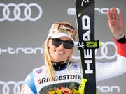 Lara Gut-Behrami winkt vom Super-G-Podest in St. Moritz (Bild: KEYSTONE/GIAN EHRENZELLER)
