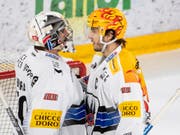Julien Sprunger, Torschütze zum 1:0, bedankt sich bei Goalie Reto Berra (Bild: KEYSTONE/PPR/PETER SCHNEIDER)