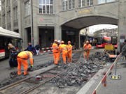 Beim Gaiserbahnhof in St.Gallen wird die Umstellung auf die Durchmesserlinie der Appenzeller Bahnen von Appenzell via Gais und St.Gallen nach Trogen vorbereitet. Eine provisorische Weiche muss dafür ausgebaut werden. (Bild: Reto Voneschen - 8. Dezember 2018)