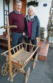 Peter und Susanna Tarolli holten ihren Leiterwagen aus dem Keller, den sie dem Samichlaus zur Verfügung stellen wollen. (Bild: hb)