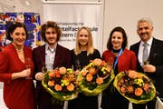 SHL-Direktorin Christa Augsburger (ganz links) und ihr Stellvertreter Timo Albiez (ganz rechts) mit den drei erfolgreichsten Absolventen: Benjamin Niederberger, Michèle Warna und Isabelle Schweizer (v.l.).
