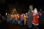 Der Samichlaus zog mit den zwei Schmutzlis und einer erwartungsvollen Kinderschar vom Primar- zum Kreisschulhaus. (Bild: Franz Imholz (Spiringen, 6. Dezember 2018))
