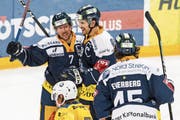 Zuger Torjubel (von links): David McIntyre, Yannick-Lennart Albrecht und Dennis Everberg. (Bild: Alexandra Wey/Keystone (Zug, 8. Dezember 2018))