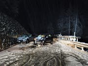 Wegen Schnees auf der Strasse rutschte ein 36-jähriger Autofahrer auf die andere Strassenseite und kollidierte mit einem entgegenkommenden Kleinwagen. (Bild: Kantonspolizei Graubünden)