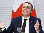 Aussenminister Cassis fühlt sich offenbar wohl im Aussendepartement, auch wenn er sich bei heiklen Themen - wie hier dem Rahmenabkommen - den Medien stellen muss. (Bild: KEYSTONE/PETER KLAUNZER)