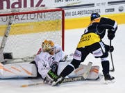 Der Österreicher Dominic Zwerger trifft zum 3:1 (Bild: KEYSTONE/TI-PRESS/SAMUEL GOLAY)