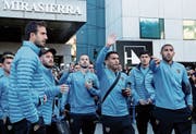 Carlos Tevez, im Zentrum des Boca-Teams, winkt den Fans in Madrid. (Bild: M. Fernandez/AP (8. Dezember 2018))