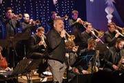 Mit der Unterstützung von Sänger Philippe Koller (Zug) und Sängerin Esrin Sossai (Luzern) bot die Big Band Zug verschiedene Swing-Klassiker und Weihnachtslieder. (Bild: Roger Zbinden (Baar, 8. Dezember 2018))