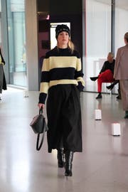 Mütze, Pullover und Handtasche (Bild: Lisa Wickart)