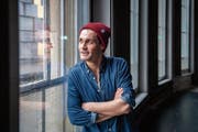 Sieht mit Strickmütze ein bisschen aus wie Kasperl, eine seiner derzeitigen Bühnenfiguren: Fabian Müller in der Lokremise. (Bild: Urs Bucher)
