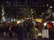 Der traditionelle Wiler Weihnachtsmarkt mit rund 120 Marktständen zog trotz kaltnassem und sehr windigem Wetter viele Besucher an. (Bilder: Christoph Heer)