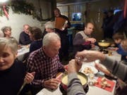 Gemütliches Fondue-Essen.