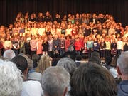 Schulkinder singen: «Dä Umbau isch verbi.» (Bild: Daniel Wirth)