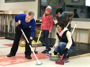 Erste Geh-, Wisch und Gleitversuche auf dem Eis. Zahlreiche Familien versuchten sich am Samstag im Curlingspielen. (Bilder: Andrea Häusler)