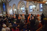 Die Kirche St. Nikolaus war gut besetzt, als sich die Nikoläuse und Ruprechte auf den Weg nach draussen machten, wo sie den Kindern ihre Aufwartung machten. (Bild: Christoph Heer)